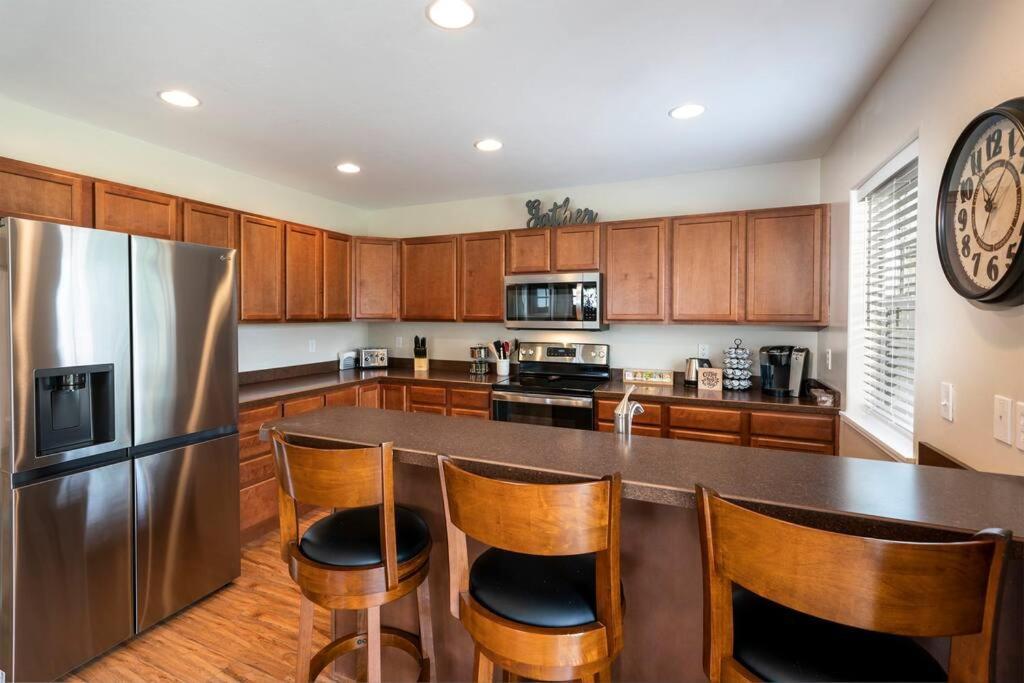 Winter Rates Special! Forever 4th St 2 Bd, Full Ba Apartment